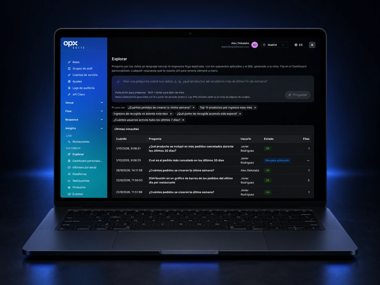 Mockup de OPX Insight en un portátil negro con resplandor azul: pantalla Explorar e historial de consultas